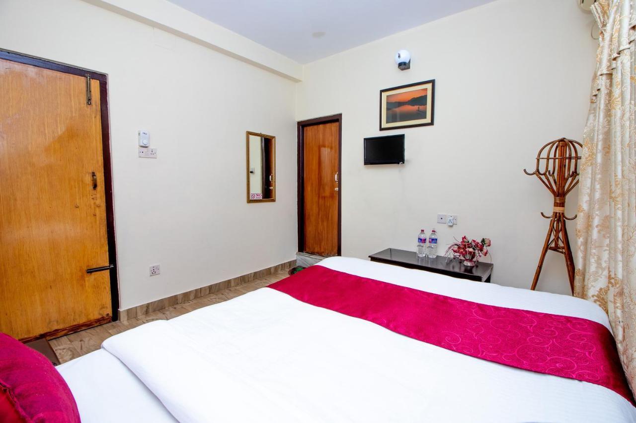 Hotel Royal Image Покхара Екстер'єр фото
